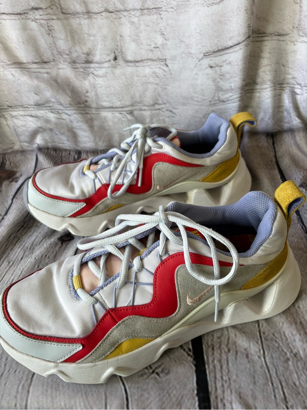 Nike Women’s RYZ 365 Red Topaz Gold CW5590-100 Sz 9.5 Athletic Sneakers Shoe - Picture 5 of 13